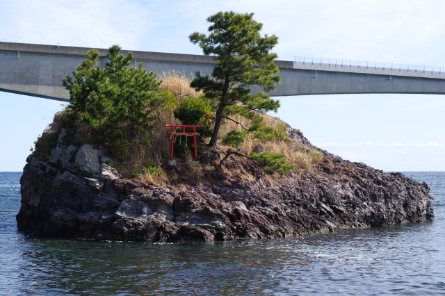 小さな弁天島があり鳥居や松の木が印象的です。