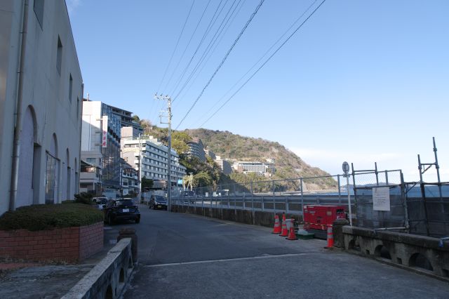 熱海ビーチラインの伊豆山港出口付近の一般道より。
