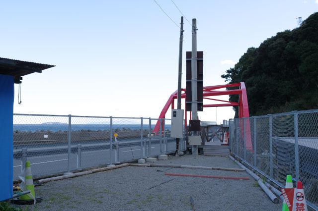 カーブする道に対して橋はほぼ正面を向いています。