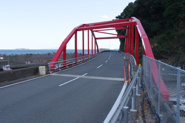 赤いトラス橋の伊豆山橋、伊豆山港を跨ぐ小さな橋です。