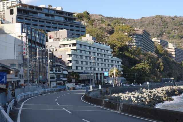 熱海中心地からは外れますが建物が多くリゾート地と言う感じです。