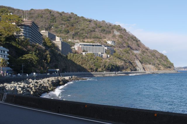 海からせり上がった山並み。