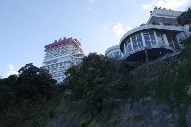 崖の上にもホテルが建っています。