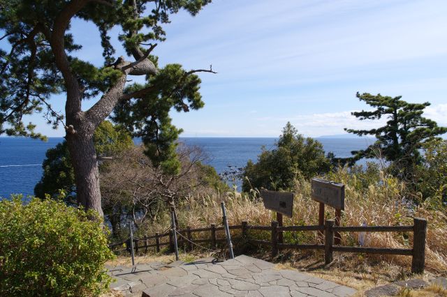 岬から降りる階段があります。