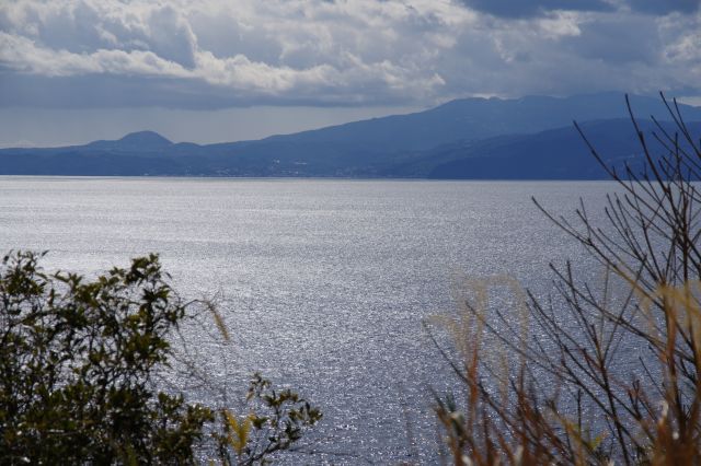 右側の煌めく海。
