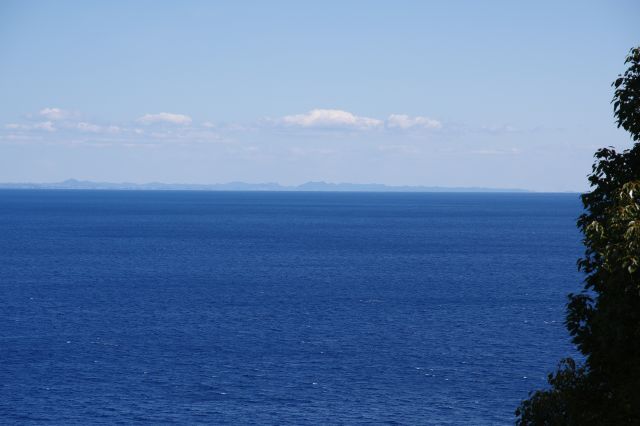 海の先にうっすら見える陸地（右）。