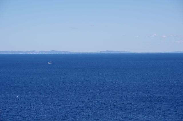 海の先にうっすら見える陸地（中央）。