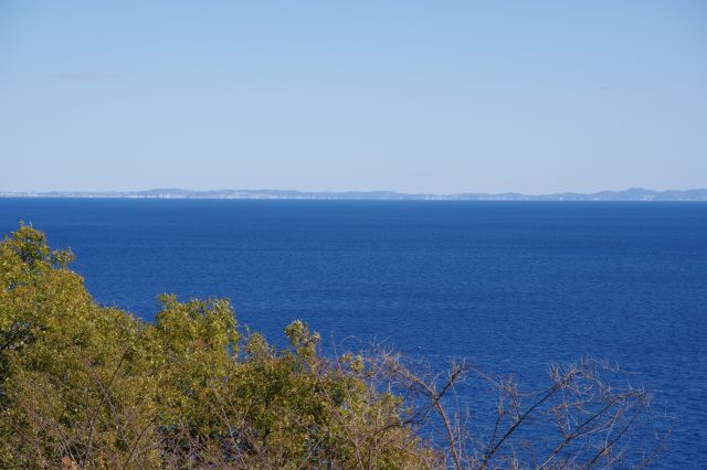 海の先にうっすら見える陸地（左）。