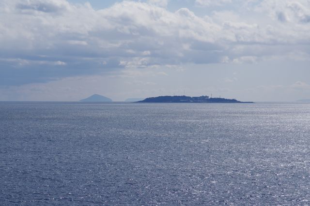 煌めく海の先に初島、左奥には利島と新島。