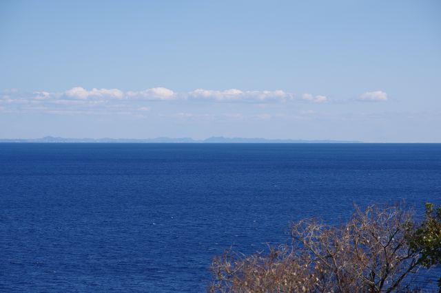 海の先の陸地（右）。
