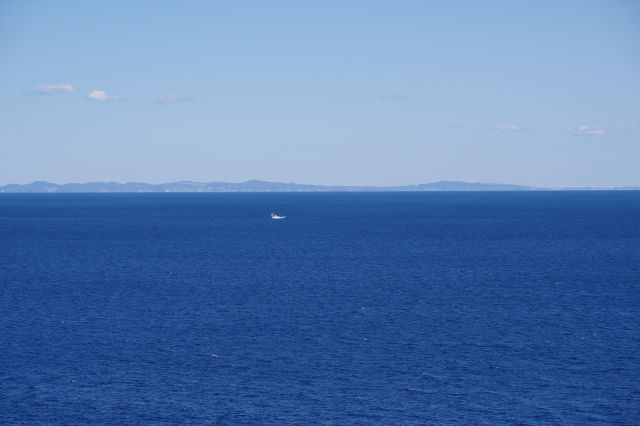 海の先の陸地（中央）。