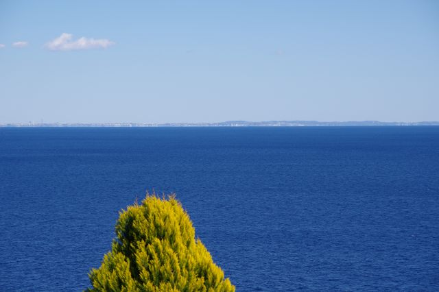 海の先の陸地（左）。