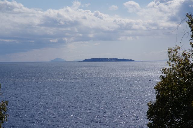 木々の間に初島なども見えます。