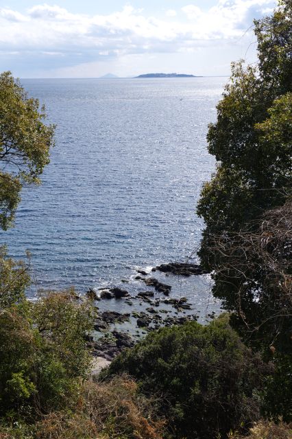足元には三ツ石根元の岩礁。