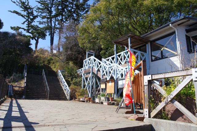 ここからさらに三ツ石海岸へと下ります。