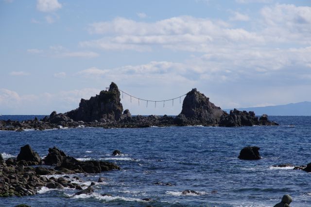 海岸から見た三ツ石。注連縄が張られた力強い岩々が象徴的。