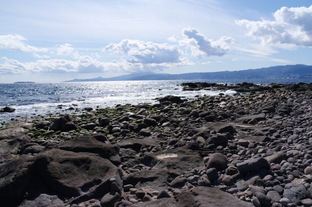 輝かしい海と石の海岸。