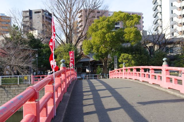湾曲した歩道の橋、突き当りに荏原神社があります。