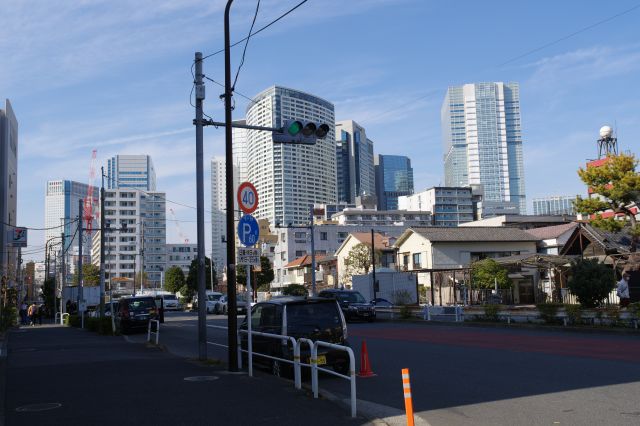 八ツ山通り沿いから眺める品川浦や品川駅方面、歴史と現代が混在する景色。