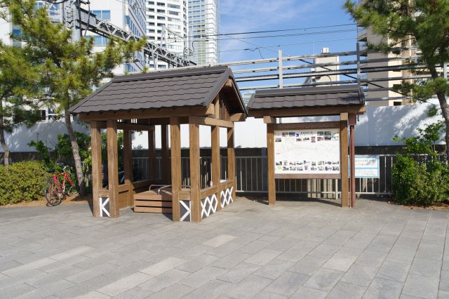 和風の東屋と看板があります。