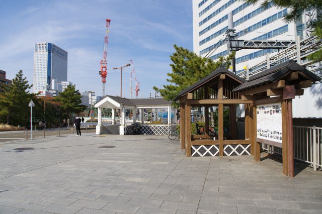 和風の広場と品川駅方面。後ろにはお手洗いも。
