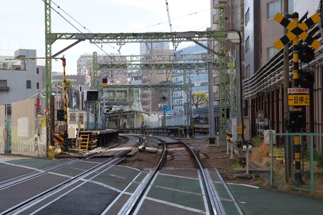 右には北品川駅があります。