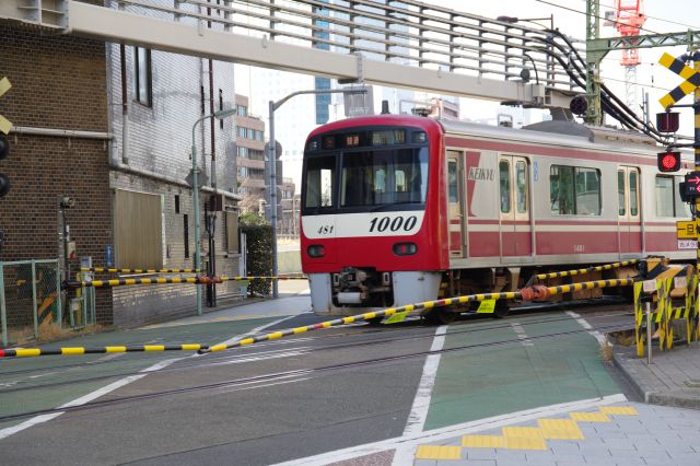 品川へ向かう京急線。