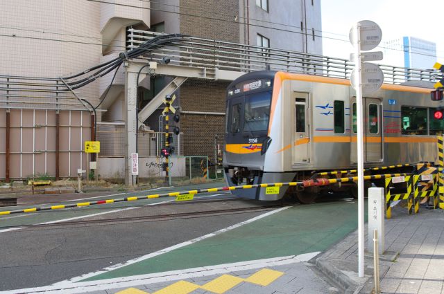 羽田空港へ向かう京成線車両。