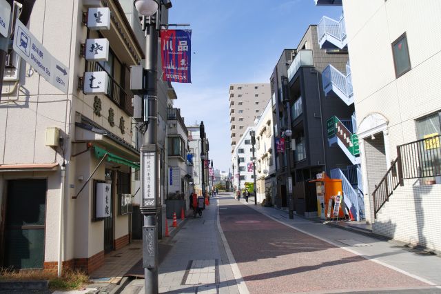 マンションやお店が建ち並びます。