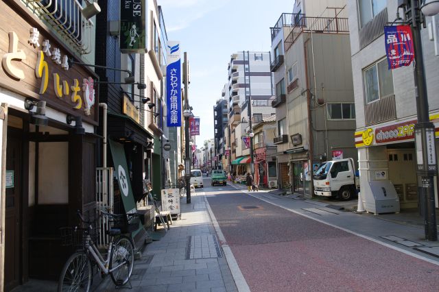 様々な店舗があります。狭い道でも車が行き交います。