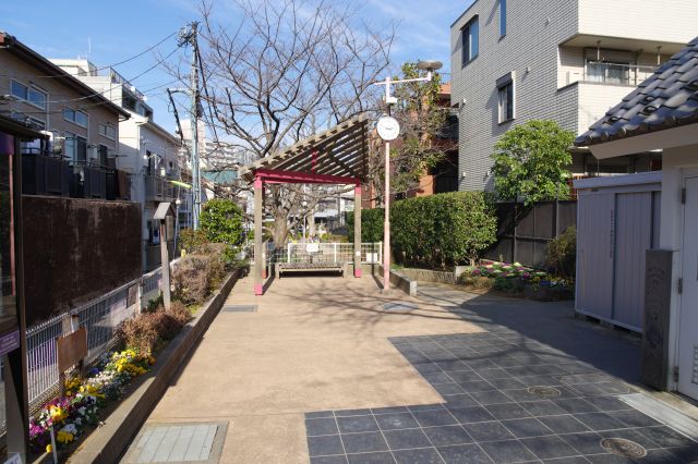 住宅に挟まれた細長い公園です。