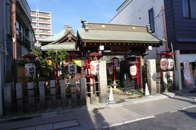 左には成田山の提灯がある一心寺。
