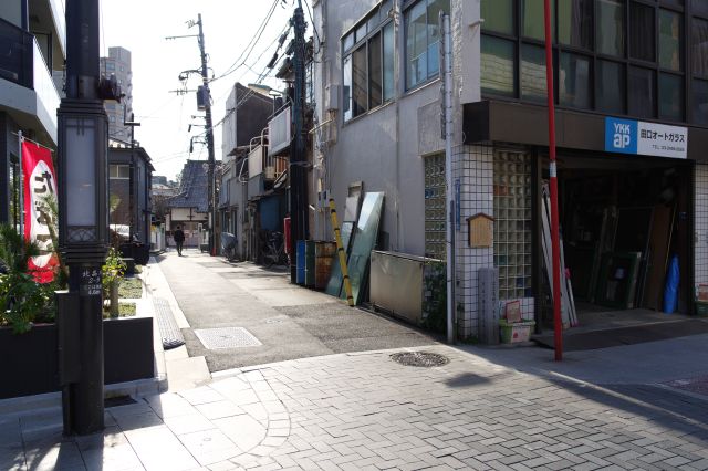 狭い路地で密集した住宅が迫ります。