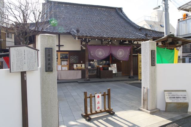 突き当りには養願寺。