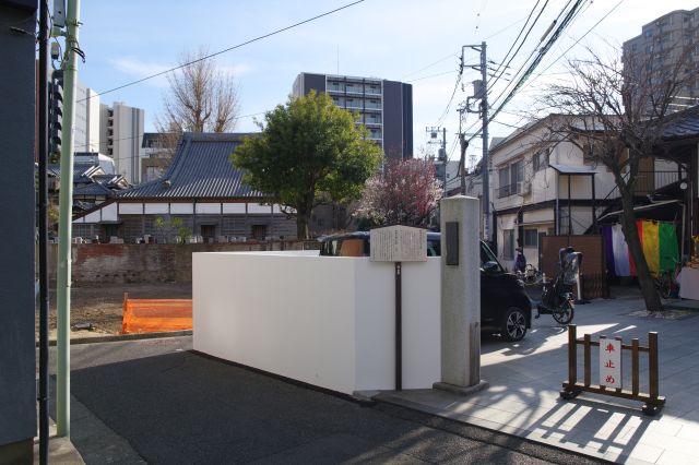 狭い路地は左へ。