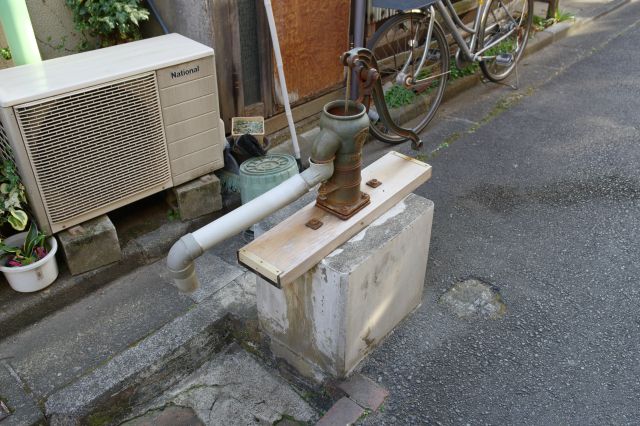 この先はさらに狭い住宅の路地を進み、「手汲みポンプの井戸」があります。