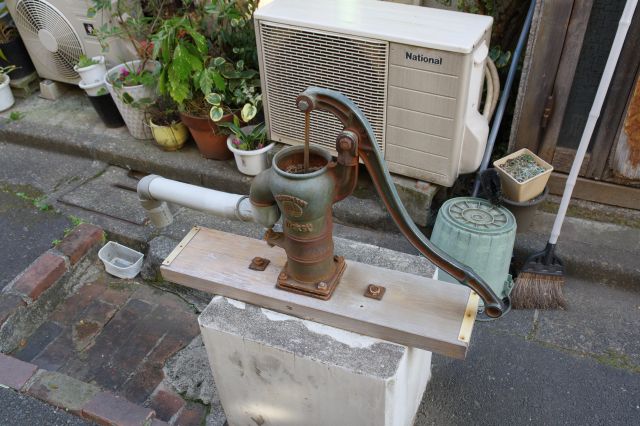 生活感のある路地の真ん中にある懐かしい雰囲気の井戸です。