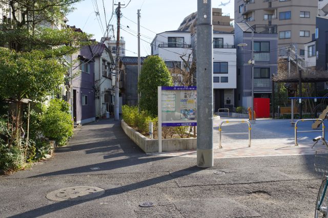 狭い路地の住宅街に囲まれた北品川公園へ。