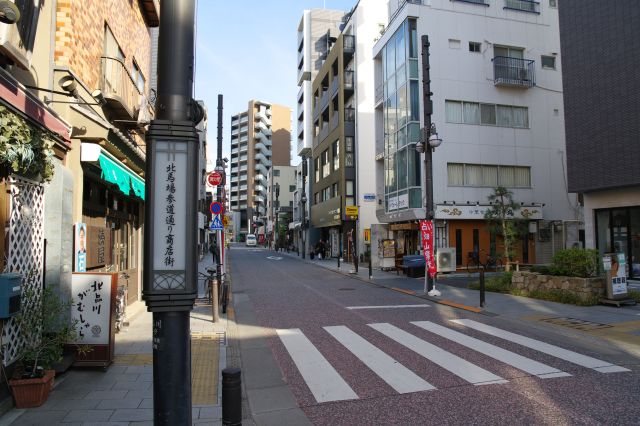 北馬場参道通りに出ました。より現代的な商店街です。
