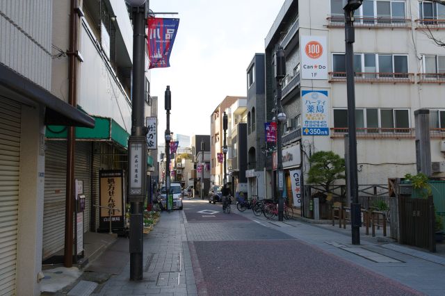 旧東海道に戻り振り返ると、右に品川宿本陣跡の聖蹟公園への小道があります。