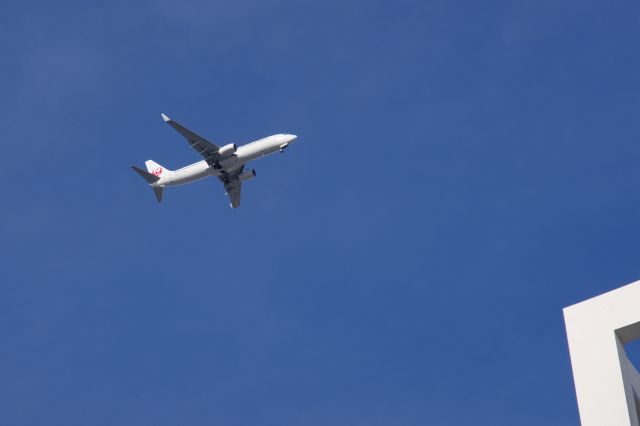 羽田空港が近く飛行機が低空で飛んでいます。
