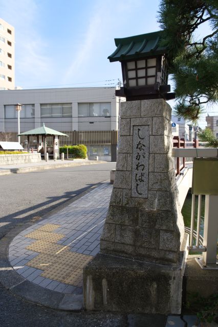 全体的に和風の造形の橋です。