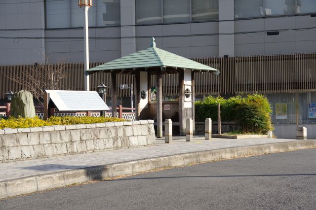 奥には珍しく東屋があります。
