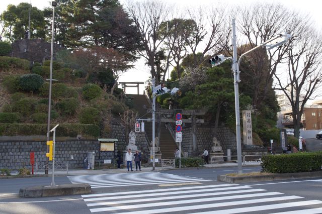平坦な大通り沿いに現れる丘の上の神社。
