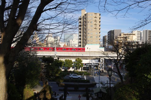 階段を登ると結構な高さ、京急線、車、飛行機が見えます。