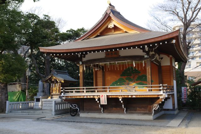 右に神楽殿。