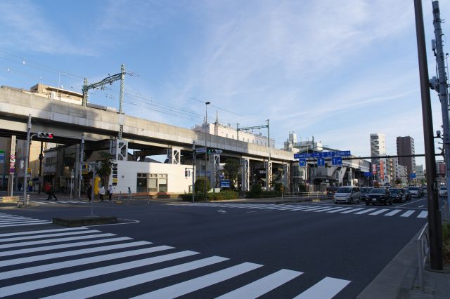 階段を下ると大通りと京急線。
