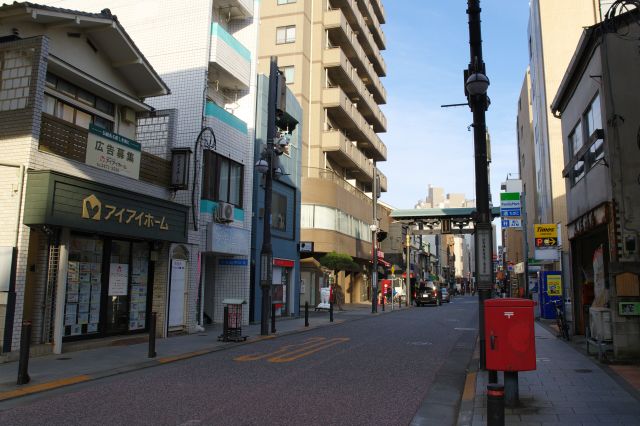 旧東海道へ通じる生活感のある商店街です。