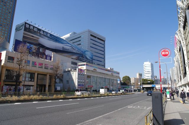 車線数の多い道路に沢山の車が行き交います。