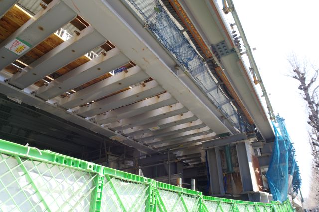 京急駅の下から工事の様子が伺えます。